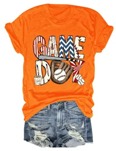 Oranger Kurzarm T-Shirt mit Baseball Game Day Grafikdruck und Jeansshorts Detail.