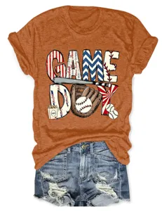 Detaillierte Nahaufnahme des orangenen Damen Freizeitshirts mit Baseball Motiv Grafikdruck.