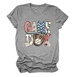 Lässiges graues Damen Kurzarm T-Shirt mit einem Retro Baseball Game Day Grafikdruck.