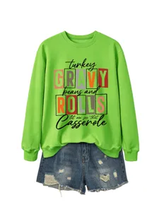 Sweat-shirt décontracté vert à manches longues pour femmes assorti à un short en jean élégant.