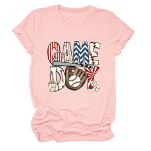 Detailansicht des lässigen pinken Damen Kurzarm T-Shirts mit Game Day Baseball Grafikprint.