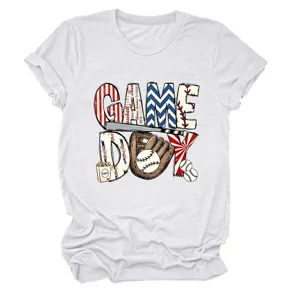 Detailansicht des weißen kurzärmeligen T-Shirts mit Baseball-Spieltag-Grafikprint.