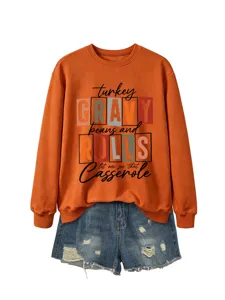 Sweat-shirt à manches longues orange pour femme avec short en jean déchiré tendance.