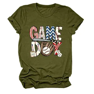 Lässiges olivgrünes Damen Kurzarm T-Shirt mit Baseball Game Day Motiv im Detail bedruckt.