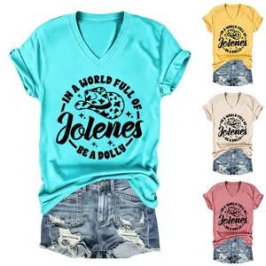 T-shirt décontracté à col en V pour femmes avec imprimé graphique et short en jean.