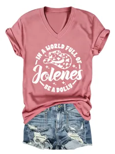 Vue détaillée du t-shirt rose à col V avec une impression de texte western amusante.