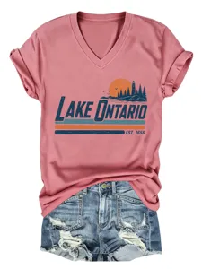 Vista dettagliata della t-shirt da donna rosa con scollo V e stampa Lake Ontario.