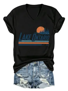 Vista dettagliata della t-shirt con scollo a V e grafica vintage Lake Ontario e pantaloncini.
