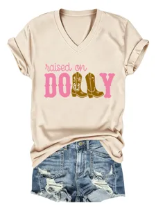 Damen V-Ausschnitt Kurzarm Lässige süße Grafik T-Shirt Top kombiniert mit Jeansshorts