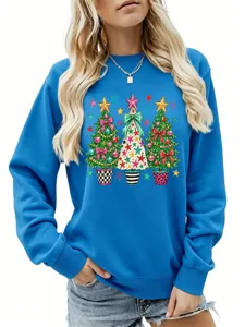 Nahaufnahme des blauen Weihnachtspullovers mit festlichem Tannenbaum-Grafikprint.