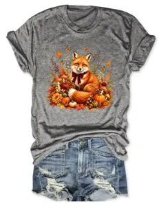 Detailansicht des süßen Herbstfuchsen-Motivs auf dem lässigen grauen Kurzarm-T-Shirt.