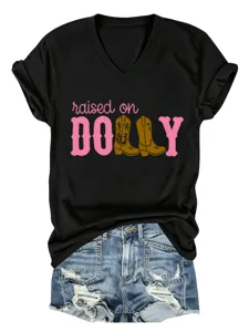 Damen Freizeit V-Ausschnitt Kurzarm T-Shirt kombiniert mit Jeansshorts, bequem und stilvoll.