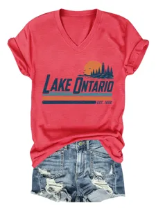 Vista dettagliata della t-shirt rossa con scollo a V e maniche corte e grafica del lago.