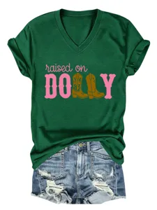 Detailansicht des dunkelgrünen V-Ausschnitt Kurzarm-T-Shirts mit Grafikprint und Jeansshorts.