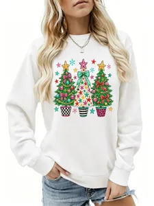 Nahaufnahme Detail des weißen Damen Sweatshirts mit buntem Weihnachtsbaum Grafikdruck.