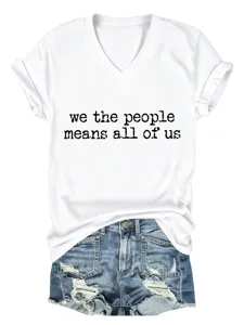 Donna casual bianco scollo a V manica corta t-shirt abbinato a pantaloncini di jeans.