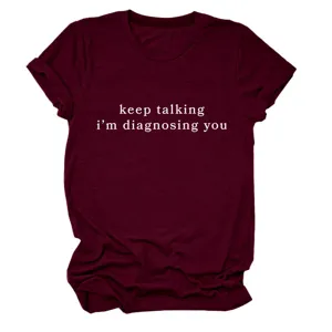 Détail de t-shirt graphique bordeaux à manches courtes avec citation amusante.