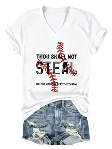 Λεπτομερής όψη γυναικείου λευκού T-shirt με V-λαιμόκοψη και κοντό μανίκι με μοτίβο.