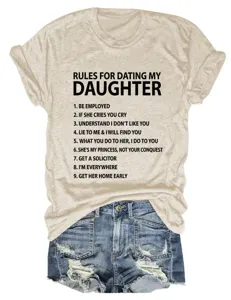Casual O-Ausschnitt Kurzarm Buchstabe gedruckt Frauen T-Shirt kombiniert mit Jeansshorts.
