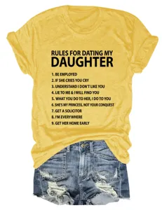 Lässiges gelbes Kurzarm-T-Shirt mit lustigem Buchstaben-Print und Jeansshorts.