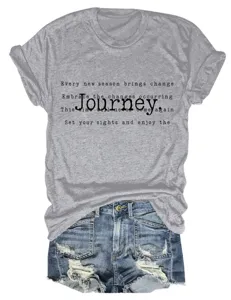 Gros plan détail t-shirt gris manches courtes décontracté avec texte inspirant.