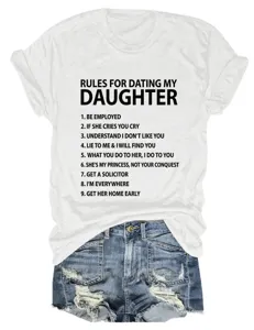 Lässiges weißes Kurzarm-T-Shirt mit lustigem Buchstabenprint und Jeansshorts Detail.