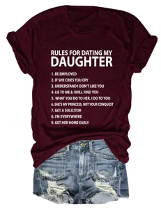 Dunkelrote Damen Kurzarm T-Shirt mit lustigem Buchstabenprint und passender Jeansshorts