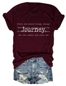 T-shirt à manches courtes bordeaux décontracté pour femme avec imprimé texte et short en jean.