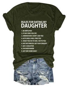 Lässige olivgrüne Damen Kurzarm T-Shirt mit lustigem Buchstabenprint und Jeansshorts.