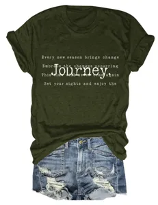 Vue détaillée du t-shirt à manches courtes vert armée pour femme avec texte graphique.
