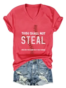 Casual γυναικείο κόκκινο κοντομάνικο t-shirt με V λαιμόκοψη και ωραία στάμπα μπέιζμπολ.