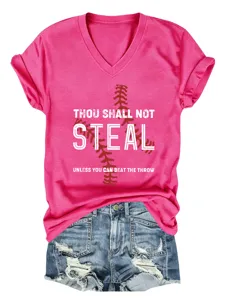 Ροζ V-neck T-shirt με baseball quote τύπωμα και σχέδιο λεπτομέρεια, casual καλοκαιρινό στυλ.