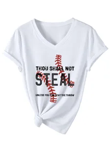 Λεπτομερής εικόνα λευκού γυναικείου t-shirt με V λαιμόκοψη και τύπωμα μπέιζμπολ.