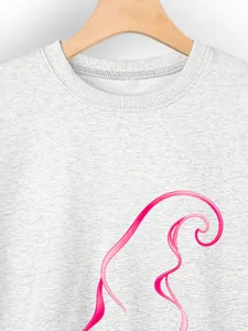 Vista dettagliata della felpa grigia da donna con stampa grafica rosa astratta.