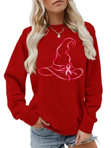 Dettaglio della felpa rossa a maniche lunghe con stampa cappello da strega rosa.