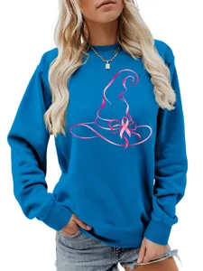 Primo piano dettagliato della felpa blu da donna girocollo con grafica stampa cappello strega rosa.