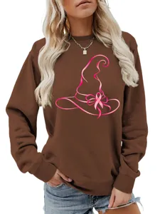Felpa marrone da donna a girocollo con stampa grafica di cappello da strega rosa e fiocco.