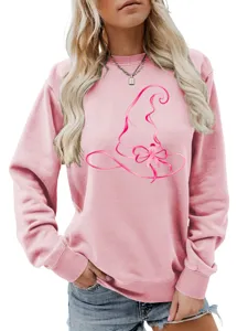 Primo piano della felpa rosa a maniche lunghe con un dettaglio grafico di cappello da strega.