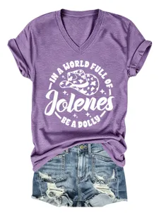 T-shirt violet à col V et manches courtes avec imprimé graphique et short en jean pour femmes.