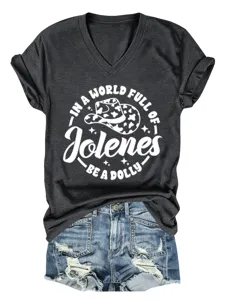T-shirt à col V et manches courtes gris foncé avec imprimé graphique et short en jean.