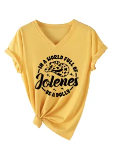 Detail t-shirt femme col V jaune, joli imprimé chapeau de cowboy, ourlet noué tendance.
