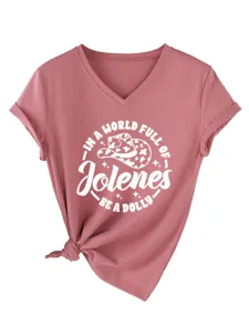 Gros plan détail du t-shirt femme à col V manches courtes avec imprimé et ourlet noué.
