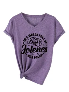 Détail de t-shirt violet à col V et manches courtes avec bel imprimé poitrine et nœud.