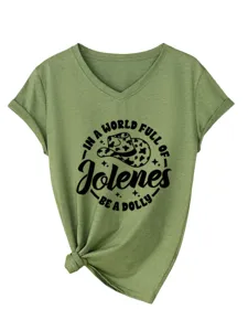 T-shirt vert à col V et manches courtes avec texte graphique et motif de chapeau de cowboy.
