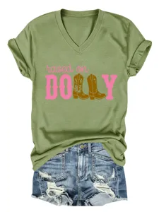 Grünes V-Ausschnitt Kurzarm T-Shirt Detail mit Dolly Grafik und Jeansshorts kombiniert.