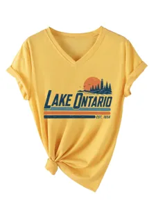 Dettaglio di una t-shirt giallo vivo a maniche corte con grafica e stampa del Lago Ontario.