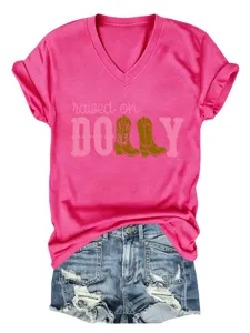Damen lässiges V-Ausschnitt Kurzarm Rosa T-Shirt mit Grafikprint und Jeansshorts.