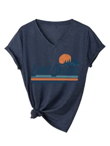 Maglietta casual da donna con scollo a V e maniche corte con stampa grafica e dettaglio a nodo.