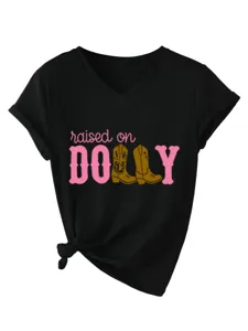 Bequemes Damen V-Ausschnitt Kurzarm T-Shirt mit raised on Dolly Grafikdruck im Detail.