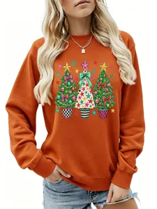 Detaillierte Nahaufnahme des bunten Weihnachtsbaum-Musters auf dem orangen Pullover.